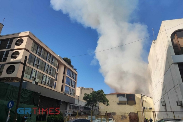 Θεσσαλονίκη: Φωτιά σε νυχτερινό μαγαζί στα Λαδάδικα