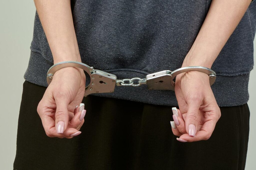 Λέσβος: συνελήφθη γυναίκα που απειλούσε τον πρώην σύντροφό της και την κοπέλα του