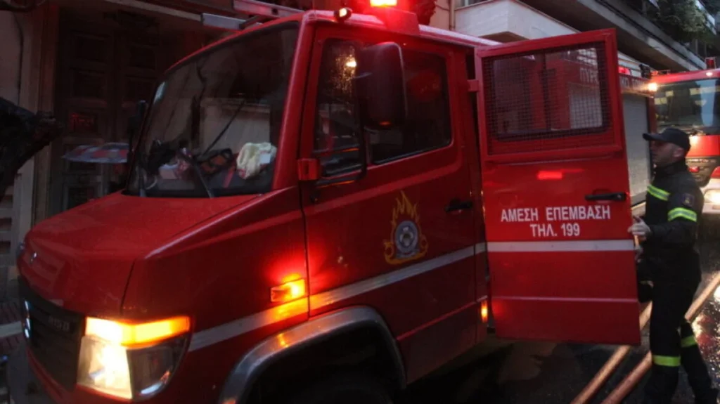 Θεσσαλονίκη: Ηλικιωμένος έπεσε σε ρέμα στα Πεύκα - Επιχείρηση της πυροσβεστικής για τον απεγκλωβισμό του