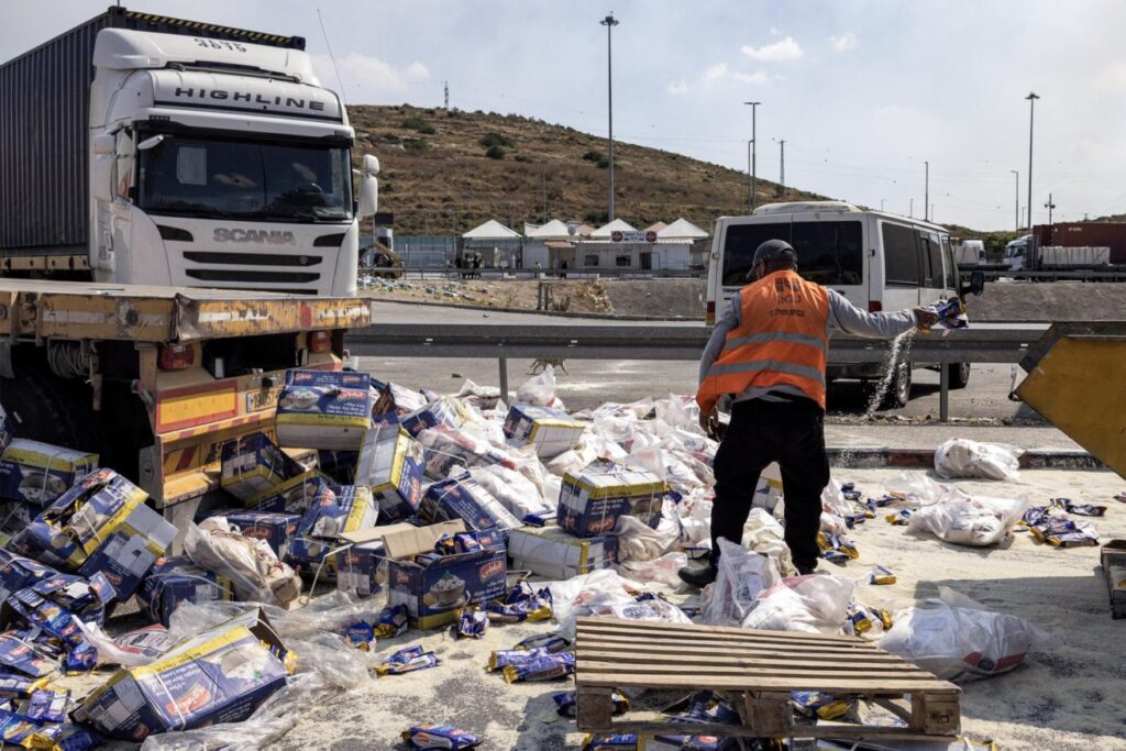 Όχλος Ισραηλινών ποδοπάτησε και κατέστρεψε ανθρωπιστική βοήθεια με προορισμό τη Γάζα.