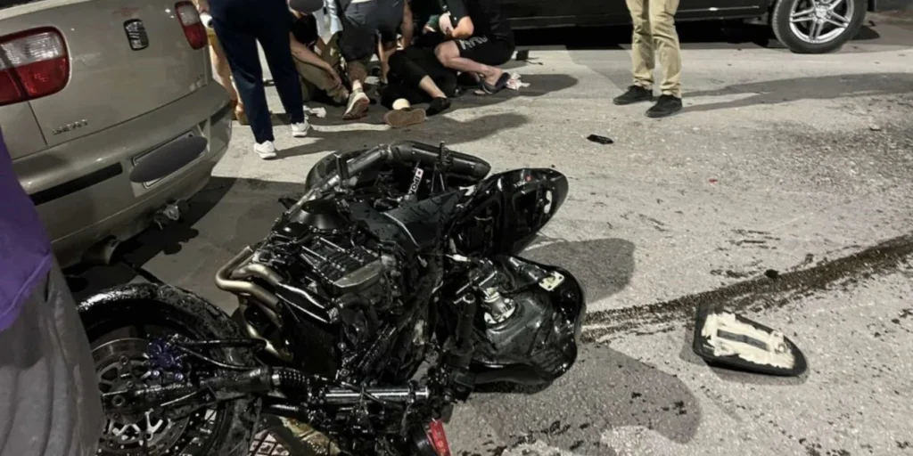 Λάρισα: Τροχαίο με σύγκρουση ΙΧ με μηχανή - Τραυματίστηκαν δύο 23χρονοι