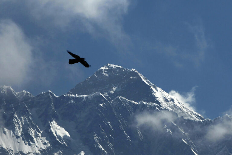 Νεπάλ: Το Ανώτατο Δικαστήριο μειώνει τον αριθμό των αδειών για την ανάβαση στο Έβερεστ