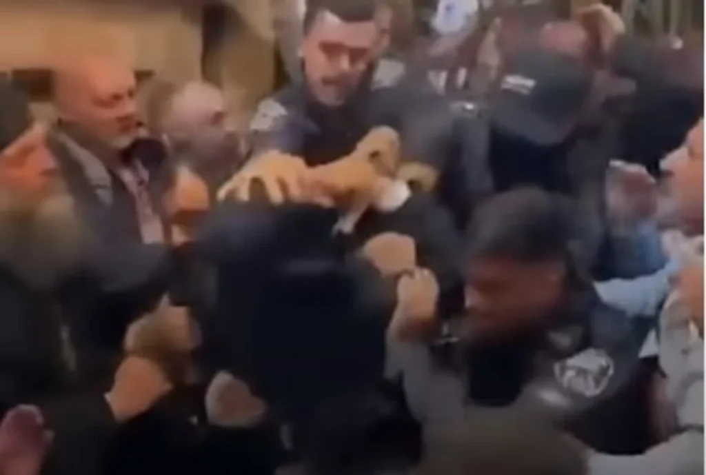 Αφέθηκε ελεύθερος ο Έλληνας φρουρός που συνελήφθη στο Ισραήλ στην τελετή του Αγίου Φωτός 