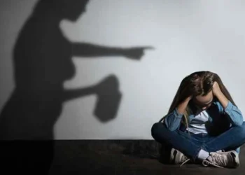Θεσσαλονίκη: κακοποιήτρια μητέρα συνελήφθη σε ακραία κατάσταση μέθης - Επιτέθηκε σε αστυνομικούς