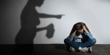 Θεσσαλονίκη: κακοποιήτρια μητέρα συνελήφθη σε ακραία κατάσταση μέθης - Επιτέθηκε σε αστυνομικούς