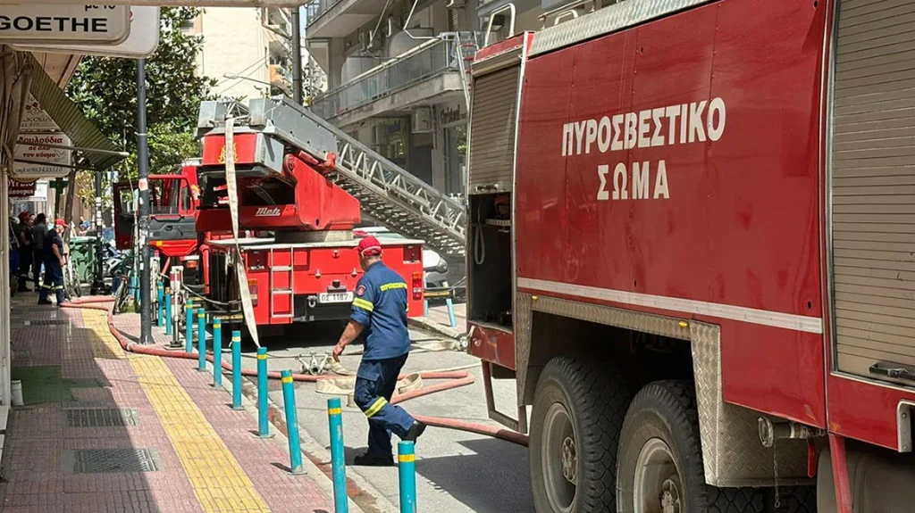 Φωτιά σε διαμέρισμα στο κέντρο της Λάρισας- Ηλικιωμένη γυναίκα απεγκλωβίστηκε από το μπαλκόνι