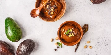 Απλή και γρήγορη vegan μους σοκολάτας με αβοκάντο με μόνο 3 υλικά