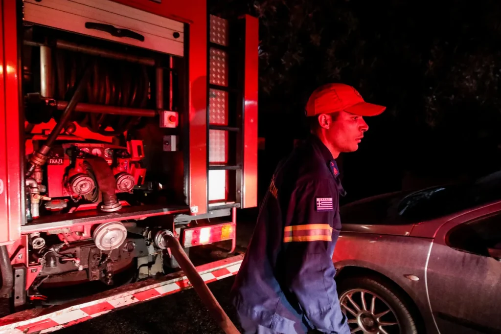 Αθήνα: Φωτιά σε διαμέρισμα στην οδό Φαβιέρου