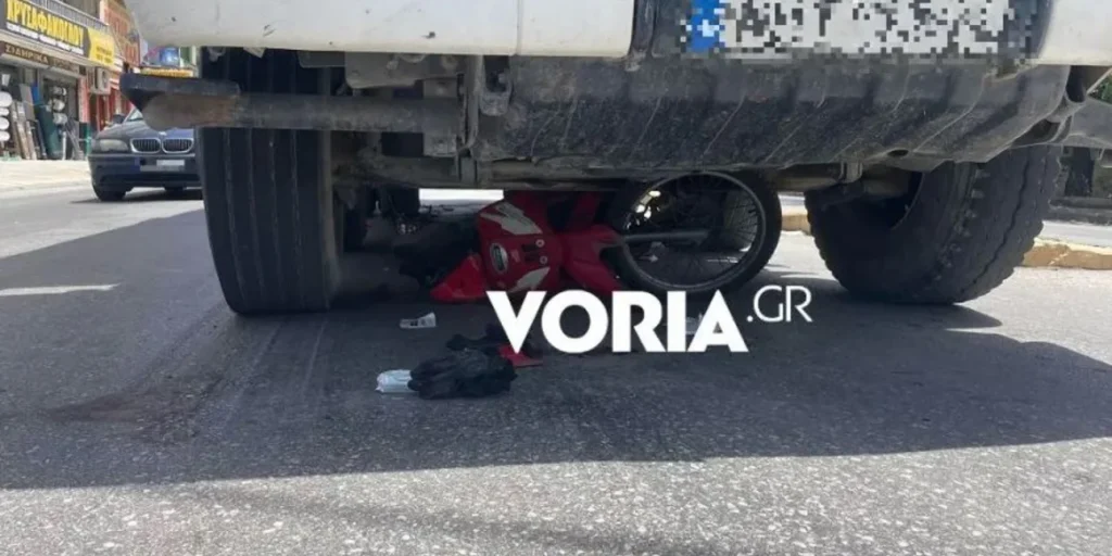 Θεσσαλονίκη: 59χρονη οδηγός μηχανής έχασε τη ζωή της - Σφηνώθηκε κάτω από φορτηγό