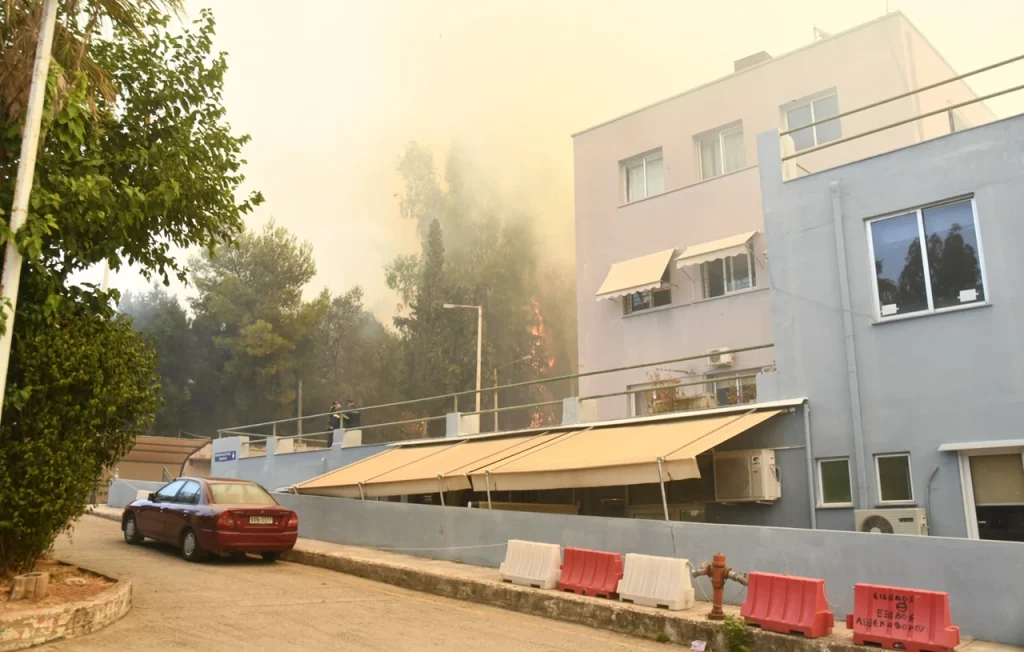 Φωτιά στην Πάτρα: Πανικός και άμεση εκκένωση του Καραμανδάνειου