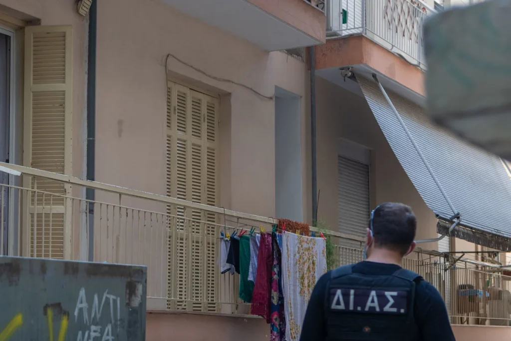 Θεσσαλονίκη: Απίστευτο επεισόδιο - Τέσσερις άνδρες πέταξαν από μπαλκόνι 52χρονο από ύψος 6,5 μέτρων - Στο Ιπποκράτειο Νοσοκομείο το θύμα