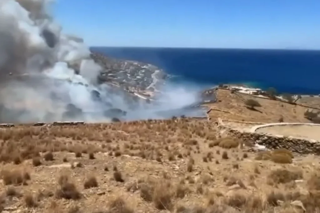 Μεγάλη φωτιά στην Κέα - Μήνυμα από το 112 για εκκένωση