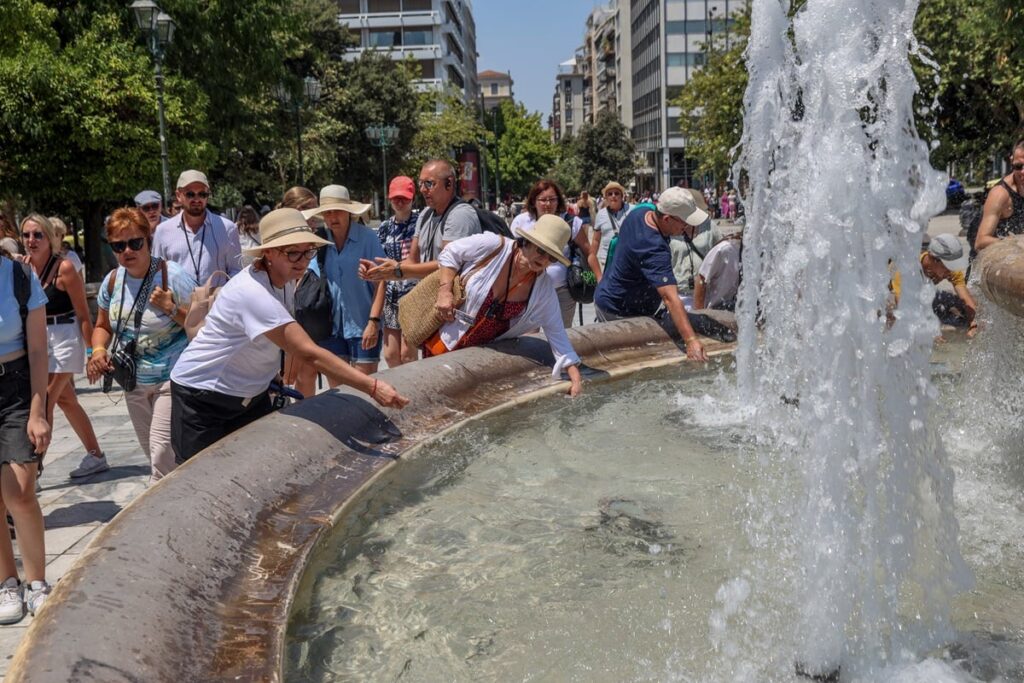 Θερμοπληξία και ηλίαση: Ποια είναι τα συμπτώματα – Τι πρέπει να κάνετε