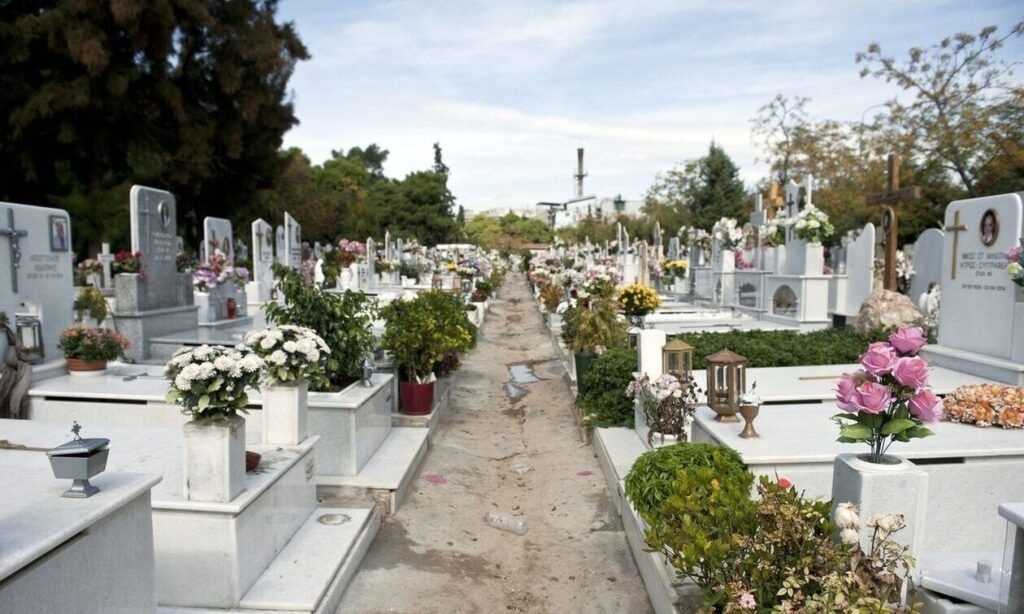 Λαμία: 51χρονος άντρας έπεσε νεκρός την ώρα που «άνοιγε» τάφο σε νεκροταφείο