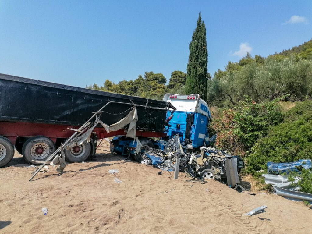 Μεσσηνία: Σοκαριστικό τροχαίο με σύγκρουση νταλίκας με τα τρία ΙΧ αυτοκίνητα– Τέσσερις νεκροί, ανάμεσά τους δύο παιδιά 13 χρόνων και 8 μηνών