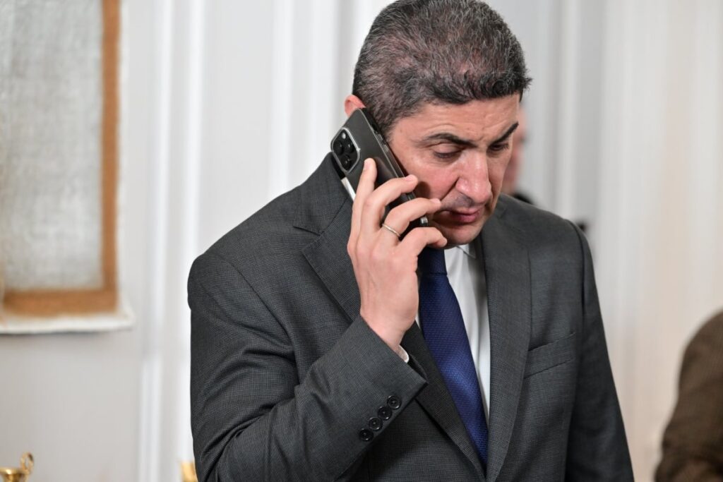 Υπόθεση Αυγενάκη: Ο υπάλληλος του αεροδρομίου, σε βάρος του οποίου χειροδίκησε, υπέβαλε μήνυση εναντίον του