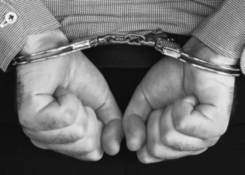Άνδρας καταδικάστηκε επειδή... αρνήθηκε να συνευρεθεί ερωτικά με τη σύντροφό του σε δημόσιο χώρο