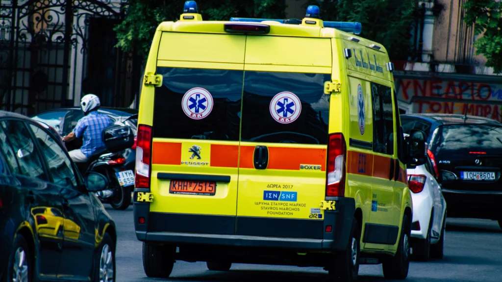 Σαλαμίνα: Σοβαρό τροχαίο με μετωπική σύγκρουση δύο ΙΧ - Βαριά τραυματισμένος 16χρονος οδηγός