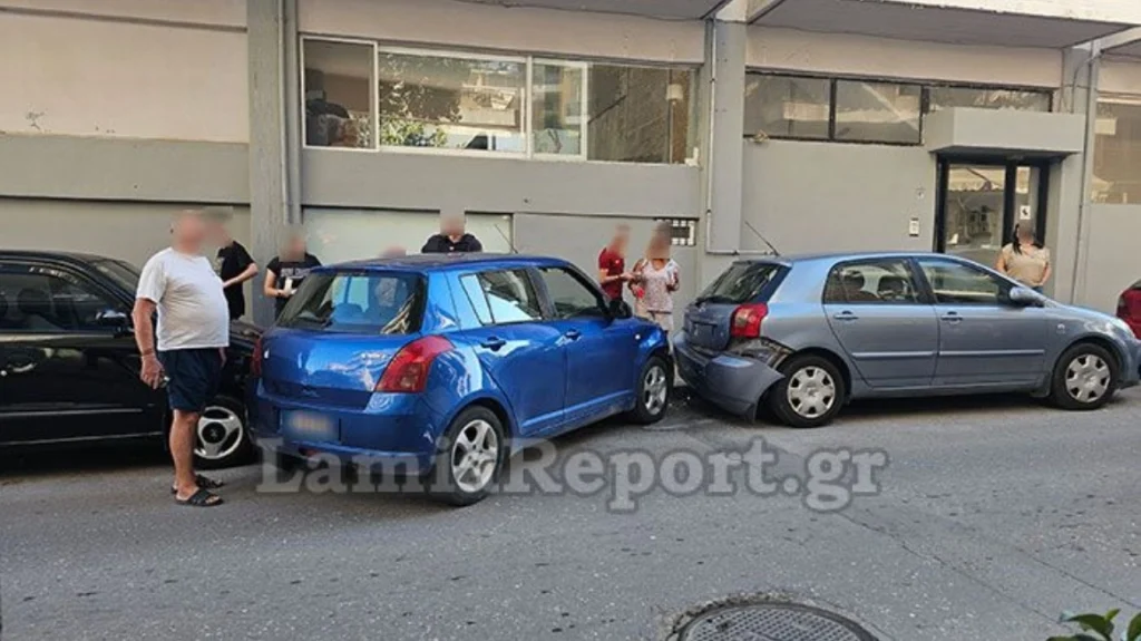 Λαμία: Τροχαίο με σύγκρουση δύο ΙΧ - Το ένα, στη συνέχεια έπεσε πάνω σε παρκαρισμένα ΙΧ