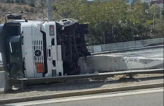 Λεωφόρος Σχιστού: Ανατροπή βυτιοφόρου - Συναγερμός για διαρροή υγραερίου