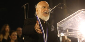 Διονύσης Σαββόπουλος: Του απονεμήθηκε το Αργυρό Μετάλλιο της Θεσσαλονίκης