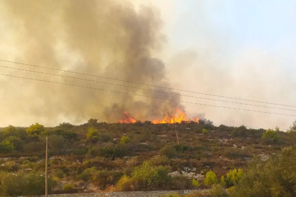 Ζάκυνθος: Συνελήφθη 58χρονος δημοτικός αστυνομικός για φωτιές στο νησί - Τις άναβε με «φιδάκια»