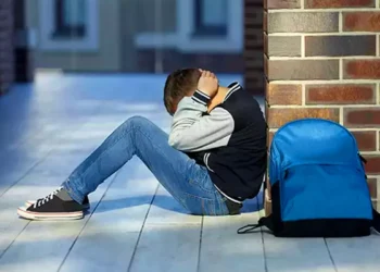 ψευδή καταγγελία και την εξωσυζυγική σχέση της μητέρας του