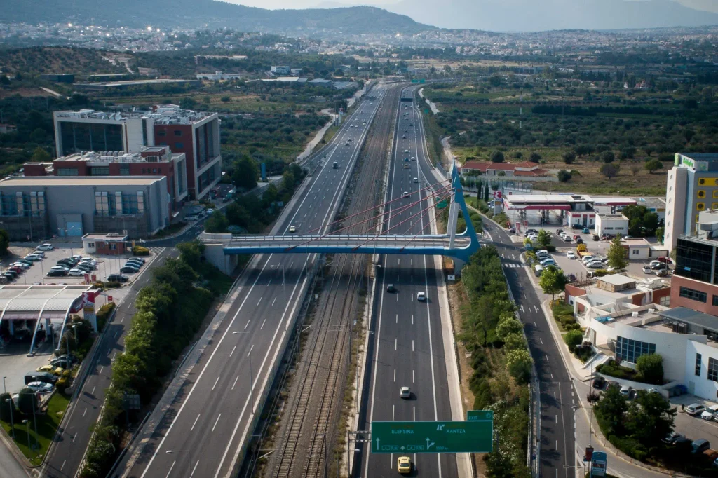 Θανατηφόρα σύγκρουση μηχανής με φορτηγό στην Αττική Οδό - Νεκρός ο 23χρονος οδηγός της μηχανής