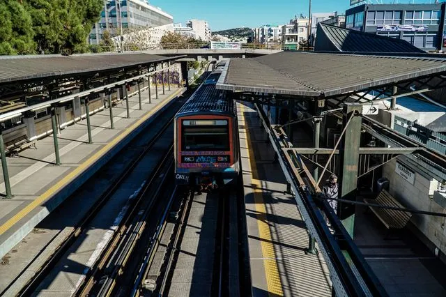 Σκοτώθηκε άντρας που έπεσε από πεζογέφυρα στις γραμμές του ΗΣΑΠ και τον παρέσυρε ο συρμός