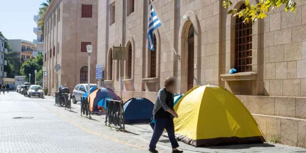 Ρόδος: Εκατοντάδες μετανάστες σε σκηνές και χαρτόκουτα στο κέντρο της πόλης - Τι λέει ο πρόεδρος των αστυνομικών