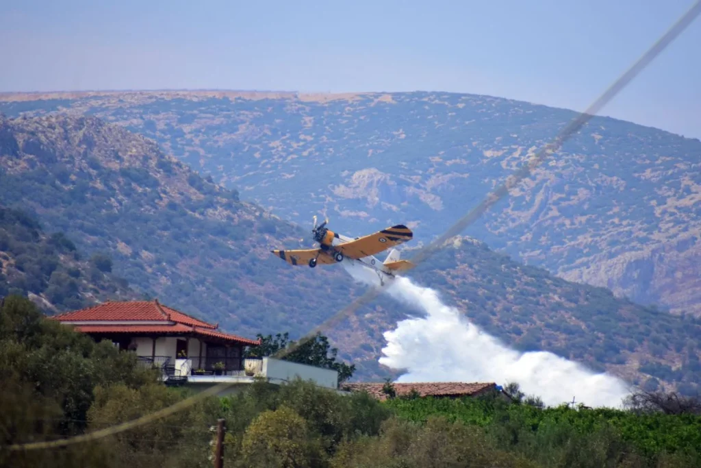 Πυροσβεστικό αεροσκάφος έκανε αναγκαστική προσγείωση στη λίμνη Μαραθώνα