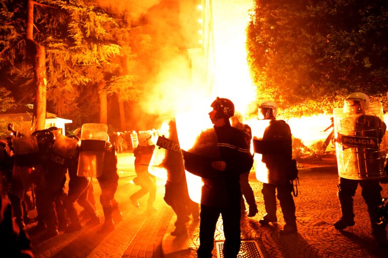 Αλβανία: Σοβαρά επεισόδια σε μεγάλη αντικυβερνητική διαδήλωση στα Τίρανα - Τουλάχιστον 13 τραυματίες