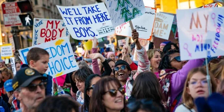 Εκλογές ΗΠΑ: Γυναίκες απαιτούν αποχή από το σεξ ως αντίποινα για την εκλογή του Τραμπ