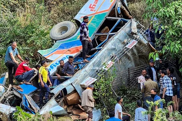 Τρομακτικό δυστύχημα στην Ινδία: Λεωφορείο έπεσε σε φαράγγι – Τουλάχιστον 36 οι νεκροί