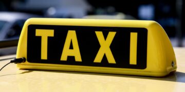 ΑΑΔΕ: Πρόστιμο 1.000 ευρώ από την Δευτέρα σε οδηγούς ταξί χωρίς POS αυτοκόλλητο