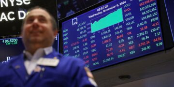 Η Wall Street συνεχίζει το ράλι με νέο ρεκόρ μετά τη νίκη του Τραμπ και τη μείωση των επιτοκίων από τη Fed