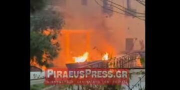Πειραιάς: Αυτοκίνητο στις φλόγες στην περιοχή του Άγιου Νικολάου