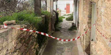 Ο Δήμος Αμοργού τοποθετεί κόκκινες κορδέλες σε επικίνδυνα κτίρια