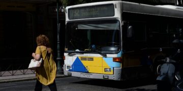 Ξεκίνησε η λειτουργία της συγκοινωνιακής αστυνομίας με 130 αστυνομικούς σε λεωφορεία και τρένα του προαστιακού στη Δυτική Αθήνα