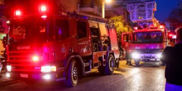 Πυρκαγιά σε διαμέρισμα στο κέντρο της Αθήνας – Στο νοσοκομείο άνδρας με εγκαύματα