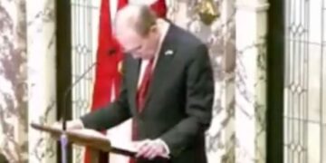 ΗΠΑ: Ο αναπληρωτής κυβερνήτης του Μισισίπι κατέρρευσε στο βήμα από αφυδάτωση