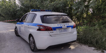 Σύμη: Η μητέρα της 13χρονης, που αποπειράθηκε να τη δολοφονήσει, ισχυρίζεται ότι ο 15χρονος φίλος της κακοποιούσε ψυχολογικά την κόρη της