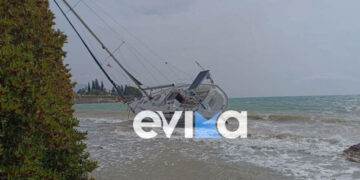 Εύβοια: Ιστιοφόρο προσάραξε σε παραλία στην Ερέτρια από τους θυελλώδεις άνεμους