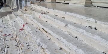 Κουκουλοφόροι καταστρέφουν μάρμαρα ξενοδοχείου στο κέντρο της Αθήνας