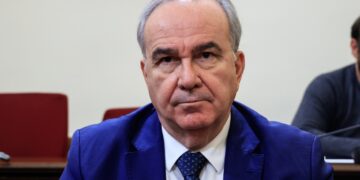 Ο Νίκος Παπαθανάσης δηλώνει ότι δεν είχε το χαρτοφυλάκιο όταν δόθηκαν τα χρήματα για τους γερανούς στα Τέμπη και πως το υπουργείο κάνει μόνο έλεγχο νομιμότητας
