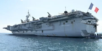 Tο γαλλικό Αεροπλανοφόρο CHARLES DE GAULLE αγκυροβόλησε στον όρμο Φαλήρου