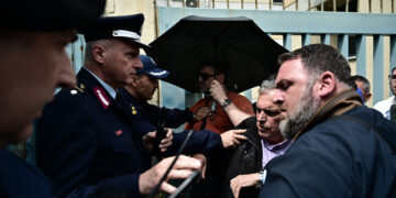 Ένταση χθες στη συγκέντρωση οδηγών ταξί έξω από το υπουργείο Μεταφορών