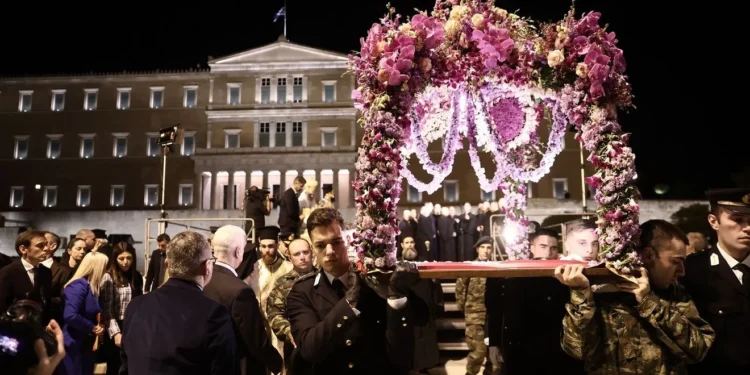 Με συγκίνηση και κατάνυξη η περιφορά των Επιταφίων σ’ όλη τη χώρα