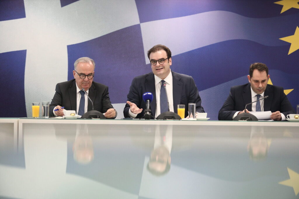 Η ανάλυση των οικονομικών μέτρων: Τα κριτήρια για το ποσό των 250 ευρώ σε 1. 440.000 πολίτες και για την επιστροφή ενός ενοικίου στους ενοικιαστές