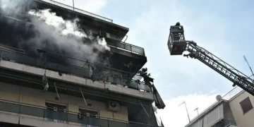 Φωτιά σε διαμέρισμα πολυκατοικίας στους Αμπελόκηπους – Απεγκλωβίστηκε μια γυναίκα